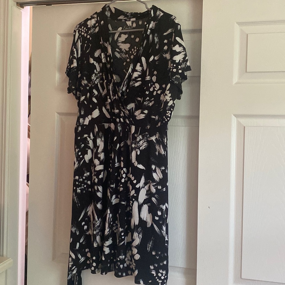Emma black and white faux wrap dress. Comes with tie attached! Short sleeve!